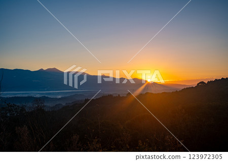 從陣丘(湧水町)望去的霧島山脈的朝陽 從陣丘(湧水町)望去的霧島山脈的朝陽 123972305