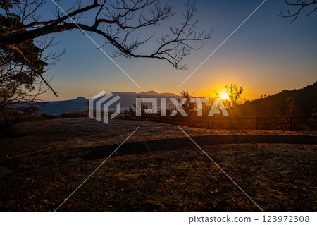 從陣丘（湧水町）望去的霧島山脈的朝陽 123972308