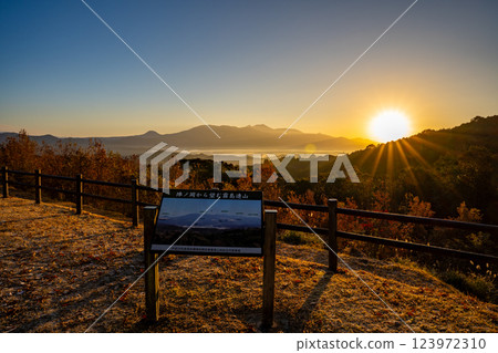 從陣丘（湧水町）望去的霧島山脈的朝陽 123972310