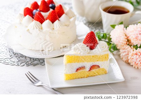 可愛的草莓蛋糕 123972398