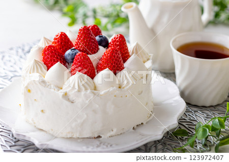 Cute strawberry cake 123972407