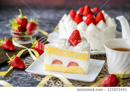 可愛的草莓蛋糕 123972441