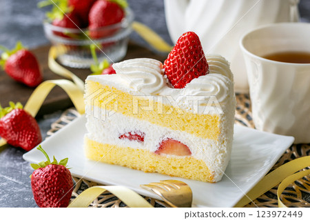 可愛的草莓蛋糕 123972449