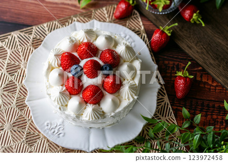 可愛的草莓蛋糕 123972458