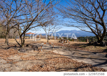 從陣岡（湧水町）眺望霧島山脈 123972588