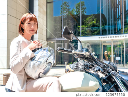 美國大型摩托車和女騎士丸之內 美國大型摩托車和女騎士丸之內 123973530