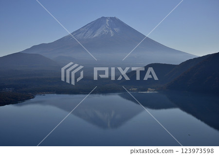 From the observation deck at Nakanokura Pass in the Tenshi Mountains, Mt. Fuji and its inverted reflection in the tranquil Lake Motosu 123973598