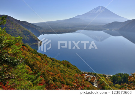 Mount Fuji as seen from Nakanokura Pass Observatory in the Tenshi Mountains and its reflection in Lake Motosu with autumn foliage Mount Fuji as seen from Nakanokura Pass Observatory in the Tenshi Mountains and its reflection in Lake Motosu with autumn foliage 123973603