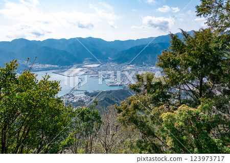 從熊野古道伊勢路的馬越嶺眺望天狗倉山和尾鷲山 從熊野古道伊勢路的馬越嶺眺望天狗倉山和尾鷲山 123973717