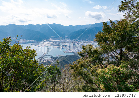 從熊野古道伊勢路的馬越嶺眺望天狗倉山和尾鷲山 從熊野古道伊勢路的馬越嶺眺望天狗倉山和尾鷲山 123973718