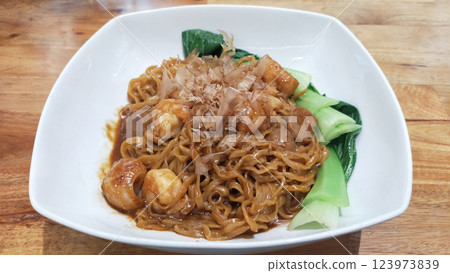 Gourmet Truffle Oil Seafood Fried Noodles on Elegant White Plate 123973839