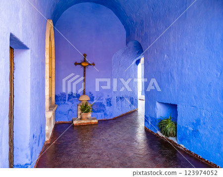 Impressive hallway in the ancient Santa Catalina monastery with purple blue walls, Arequipa, Peru 123974052