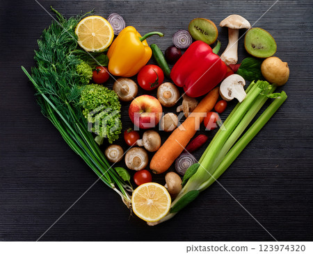 各種蔬菜排列成心形 各種蔬菜排列成心形 123974320