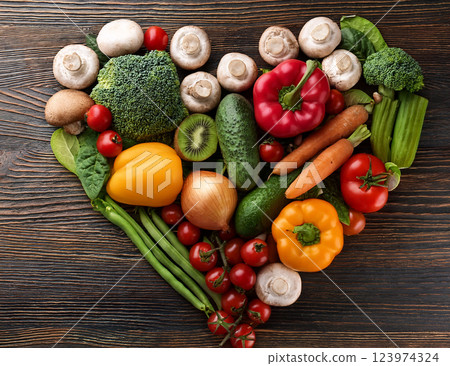 各種蔬菜排列成心形 123974324