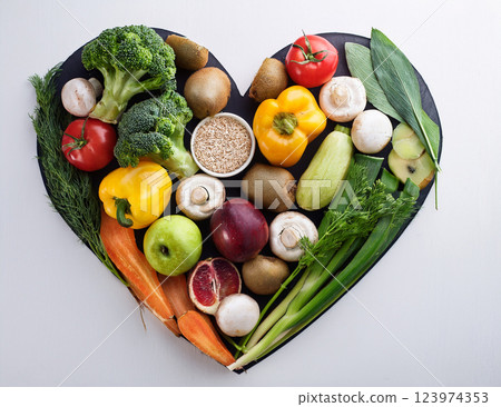 各種蔬菜排列成心形 123974353