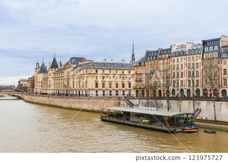 Winter in Paris: The Seine and the Ile de la Cité Winter in Paris: The Seine and the Ile de la Cité 123975727