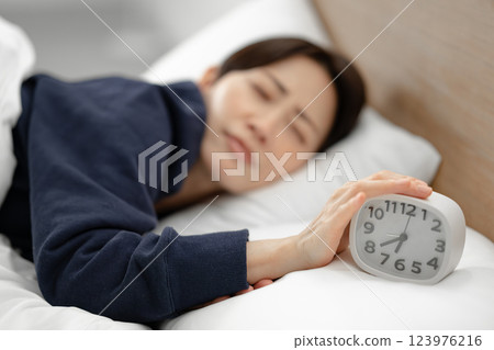 A lady who got up late 123976216