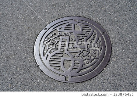 Manhole cover in Tajimi, Gifu Prefecture Manhole cover in Tajimi, Gifu Prefecture 123976455