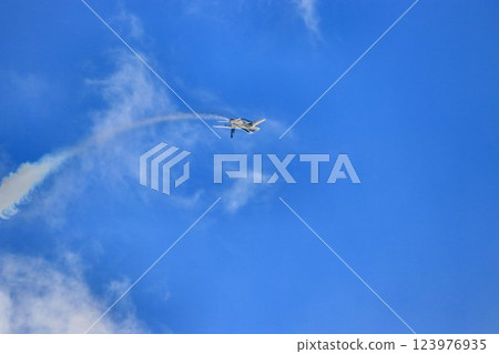 This technology protects the skies of Japan... Blue Impulse displays beautiful formation flight 123976935