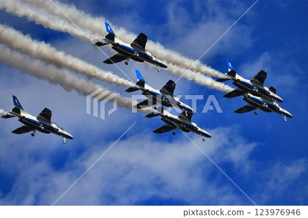 This technology protects the skies of Japan... Blue Impulse displays beautiful formation flight This technology protects the skies of Japan... Blue Impulse displays beautiful formation flight 123976946