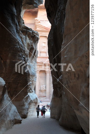 從謝赫處看到的約旦、佩特拉、佩特拉遺址、El Hasneh（金庫） 123977156