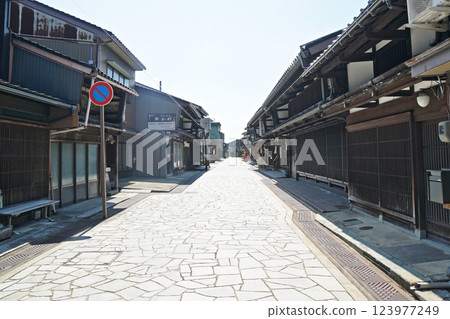 Kanayamachi Street lined with old houses, Takaoka City, Toyama Prefecture, with latticed windows Kanayamachi Street lined with old houses, Takaoka City, Toyama Prefecture, with latticed windows 123977249
