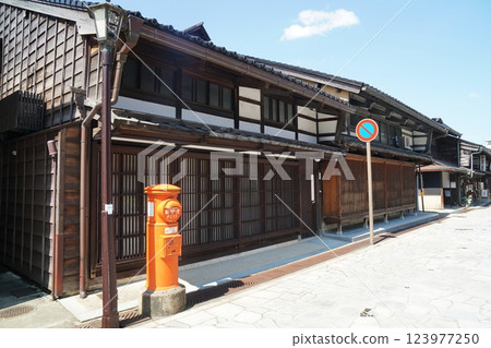 Kanayamachi Street lined with old houses, Takaoka City, Toyama Prefecture, with latticed windows 123977250