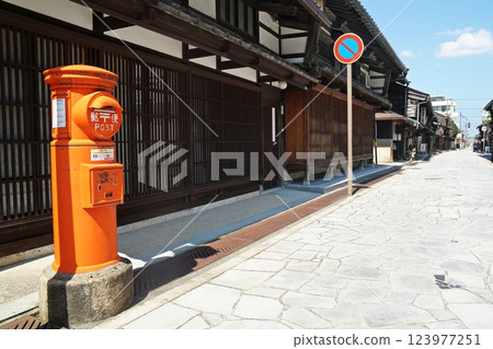 富山縣高岡市金屋町街道兩旁排列著有格子窗的古老房屋 123977251