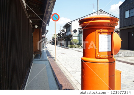Kanayamachi Street lined with old houses, Takaoka City, Toyama Prefecture, with latticed windows Kanayamachi Street lined with old houses, Takaoka City, Toyama Prefecture, with latticed windows 123977254