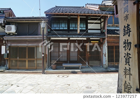 富山縣高岡市:金屋町街道兩旁排列著帶有格子窗的古老房屋。 富山縣高岡市:金屋町街道兩旁排列著帶有格子窗的古老房屋。 123977257