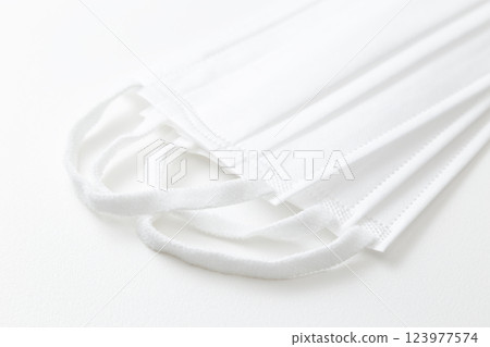 白色背景的面具 123977574