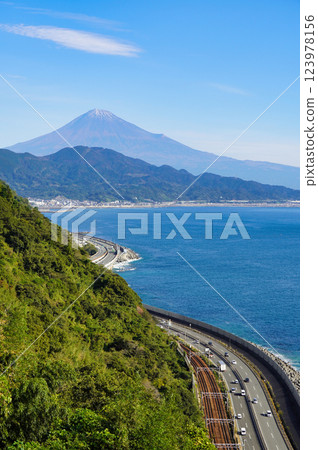 從靜岡名勝薩埼嶺遠眺富士山和駿河灣 123978156