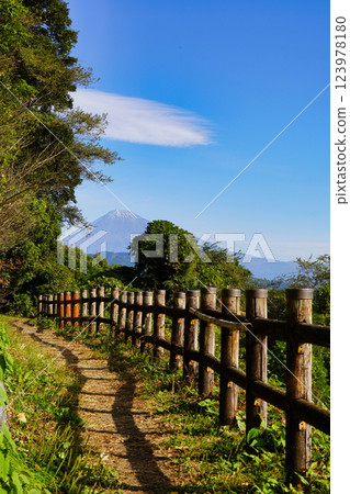 眺望富士山的薩埼嶺步道:自然與歷史的和諧 眺望富士山的薩埼嶺步道:自然與歷史的和諧 123978180