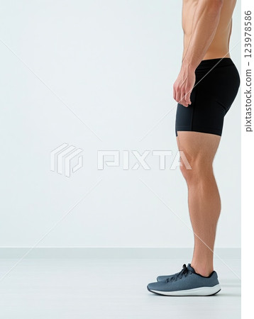 Close-up Detail of Fit Male Hip and Thigh Muscles 123978586