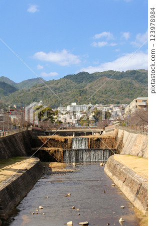 從成平橋望去蘆屋川山畔的景色 123978984