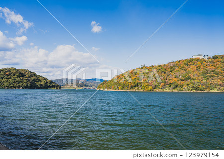 Scenery of autumn foliage of Mount Okusa and Lake Hamana in Kanzanji Temple on a clear autumn day in Hamamatsu City (Shizuoka Prefecture) 123979154