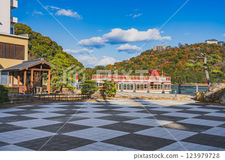 A view of the Kanzanji Hotel in Hamamatsu City and a sightseeing boat on Lake Hamana (Shizuoka Prefecture) 123979728