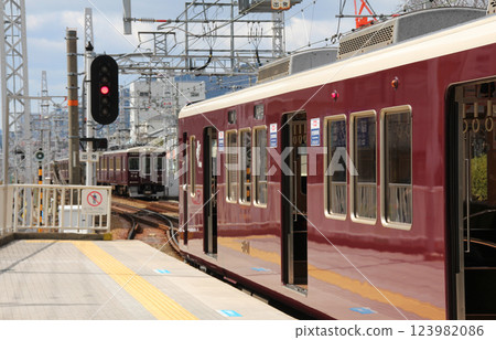 Trains bound for Osaka Umeda and Kobe Sannomiya passing each other at Hankyu Rokko Station 123982086