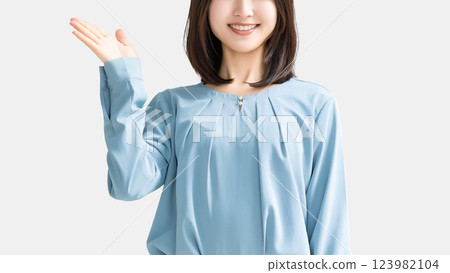 用手引導的女性/女商人 123982104