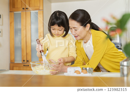 祖母和孫子做飯 祖母和孫子做飯 123982315