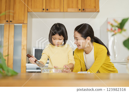 祖母和孫子做飯 祖母和孫子做飯 123982316