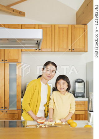 祖母和孫子做飯 祖母和孫子做飯 123982363