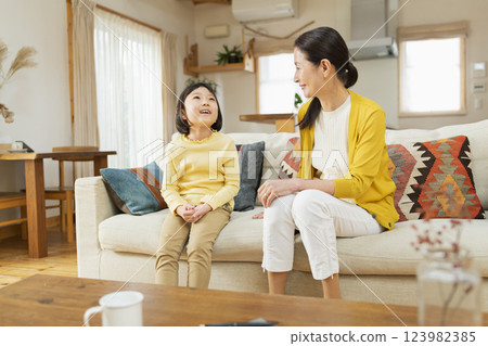 祖母和孫子在客廳共度時光 祖母和孫子在客廳共度時光 123982385