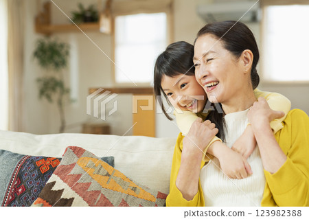 祖母和孫子在客廳共度時光 123982388