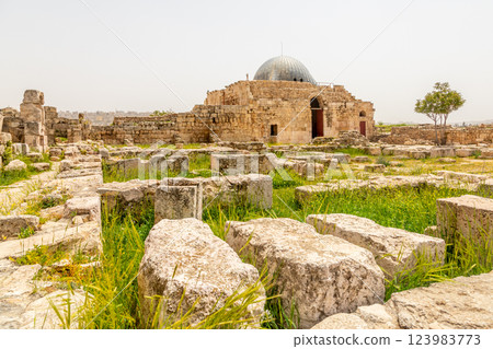 The Dome of Umayyad Palace mosque with ruins in the foreground, Citadel Hill, Jabal al-Qala, Amman, Jordan. 123983773