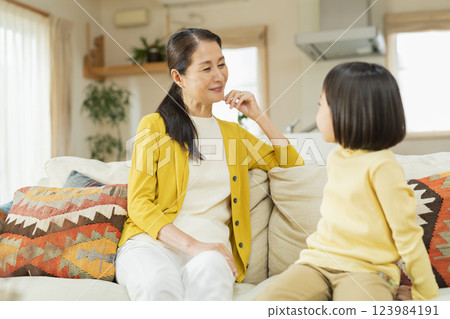 祖母和孫子在客廳共度時光 祖母和孫子在客廳共度時光 123984191