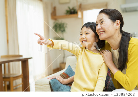 祖母和孫子在客廳共度時光 祖母和孫子在客廳共度時光 123984208