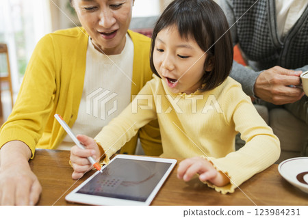 祖父母看著孫子在平板電腦上學習 123984231