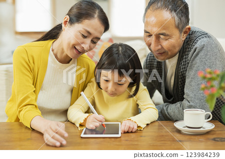 祖父母看著孫子在平板電腦上學習 123984239