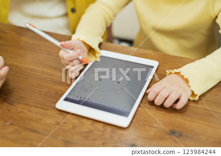 祖父母看著孫子在平板電腦上學習 123984244